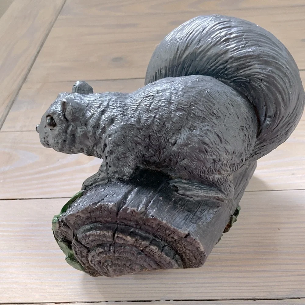 GRAY SQUIRREL Resin Outdoor Garden Decor on a Log 7 x 6 x 5 inches